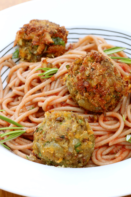 Espaguetis de espelta con albóndigas de lentejas