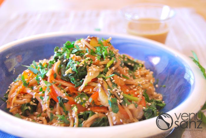 Soba oriental con verduras salteadas