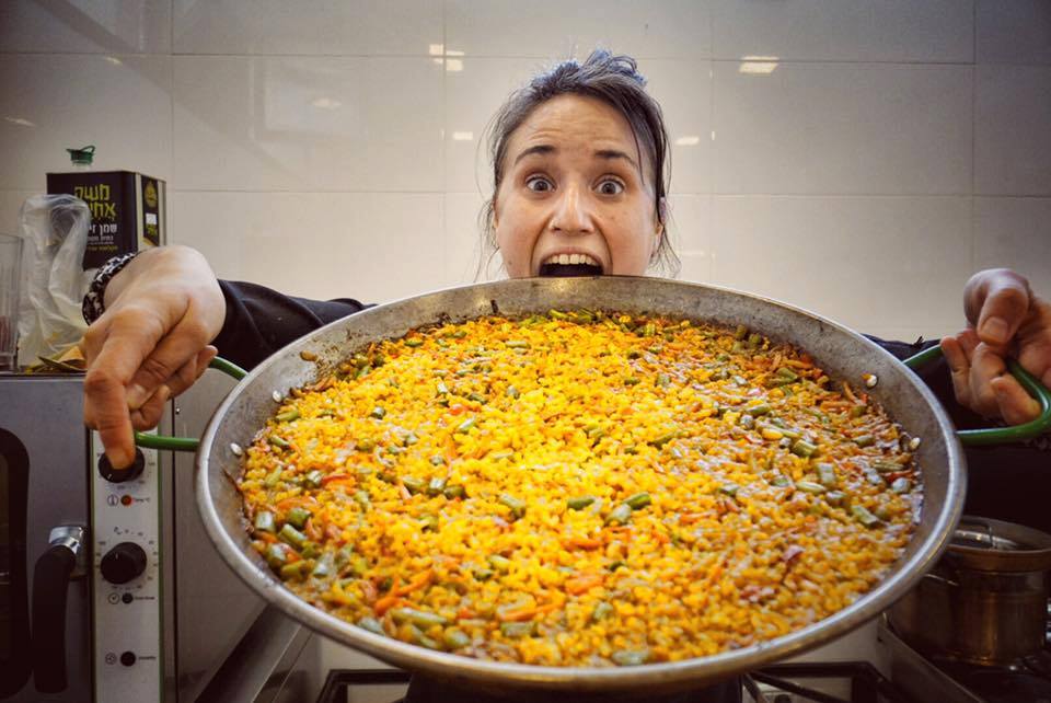 Paella vegana con arroz integral