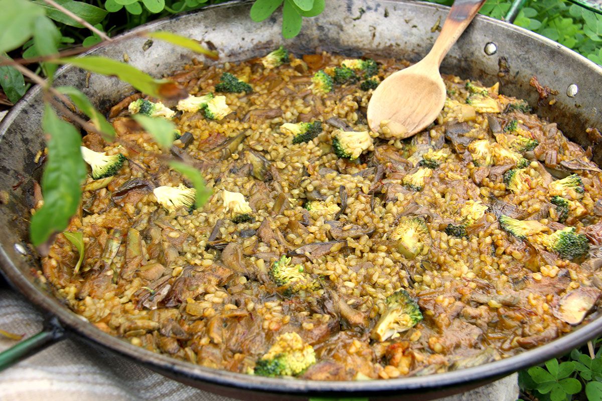 Paella vegetariana de verduras y arroz integral
