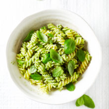 Pasta con albahaca Pasta con salsa verde