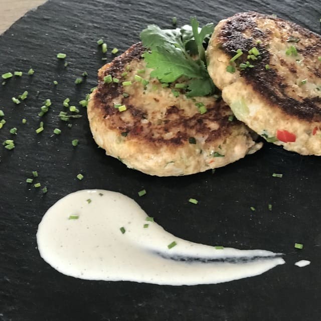 hamburguesas de pescado servidas sobre pizarra